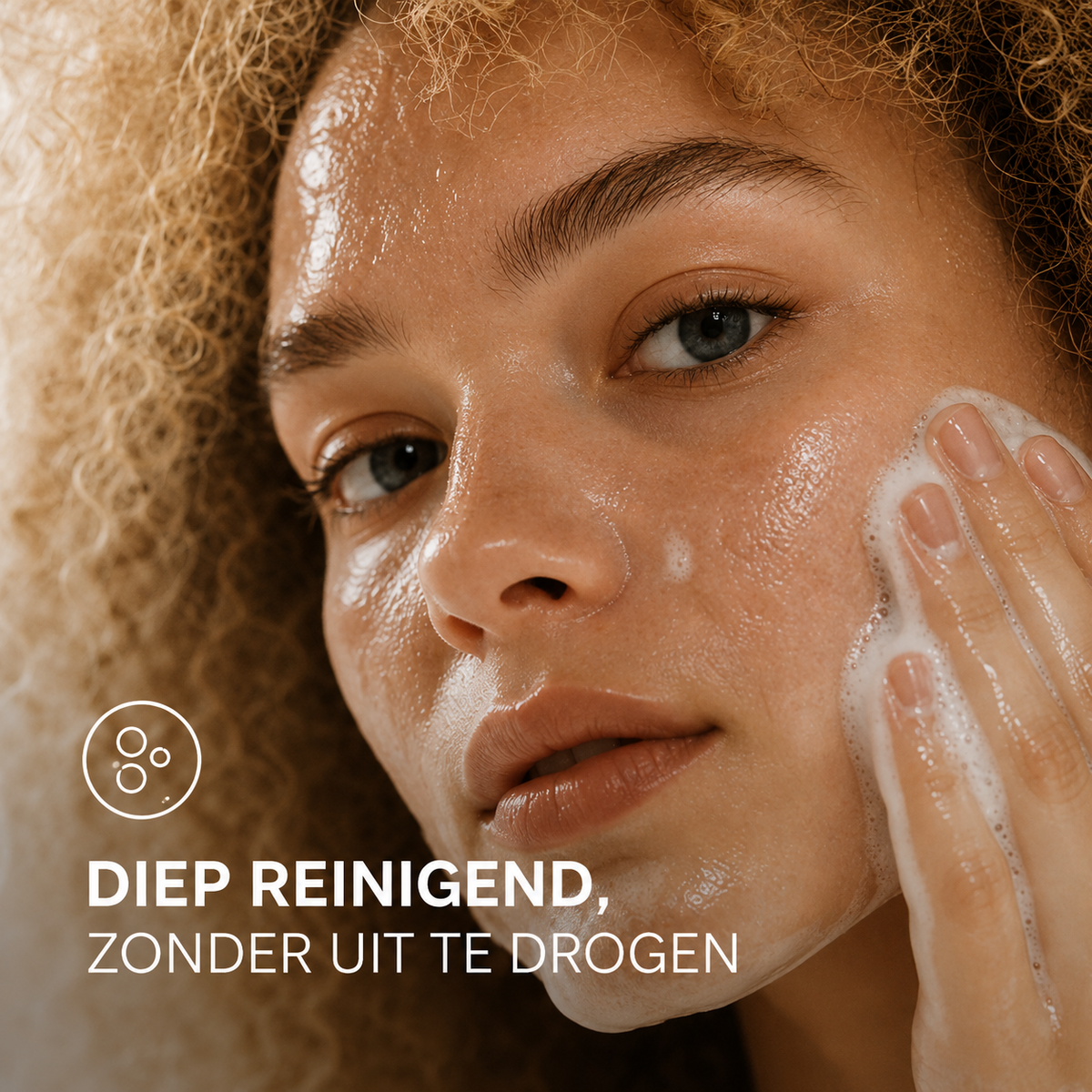 Model reinigt haar gezicht met de Skintrition Active Face Cleanser